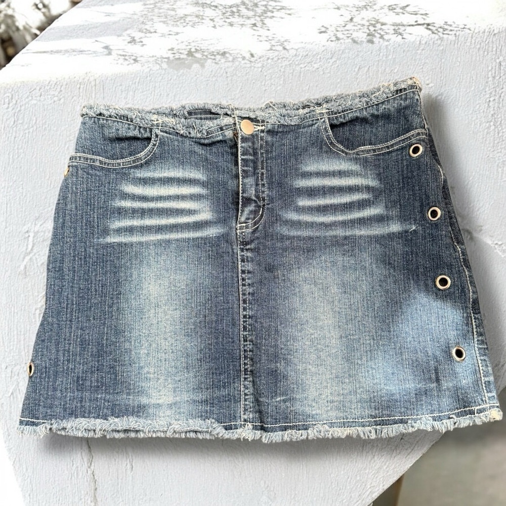 Vintage Y2K Denim Mini Skirt – Grommet Detail & Frayed Hem 6